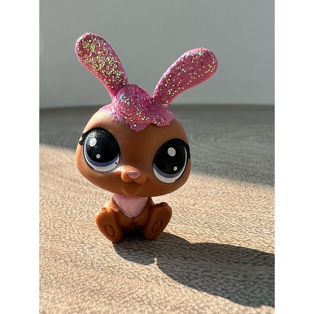 Littlest Pet Shop LPS Mini Rabbit Dessert Bunnyton #2-26 Bunny